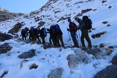 नेपाली सेनाको टोलीबाट सगरमाथा हिमालको सफल आरोहण   